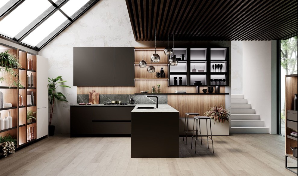 Inspiration för mellanstora moderna grått kök, med en nedsänkt diskho, släta luckor, svarta skåp, bänkskiva i kvarts, brunt stänkskydd, stänkskydd i trä, integrerade vitvaror, ljust trägolv, en halv köksö och beiget golv