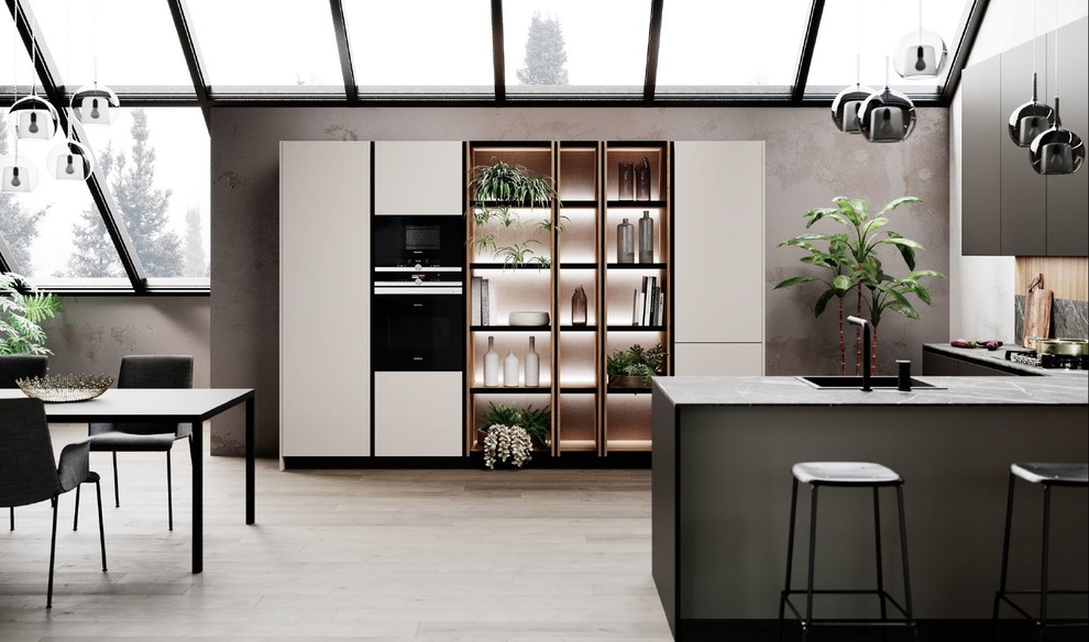 Bild på ett mellanstort funkis grå grått kök, med en nedsänkt diskho, släta luckor, svarta skåp, bänkskiva i kvarts, brunt stänkskydd, stänkskydd i trä, integrerade vitvaror, ljust trägolv, en halv köksö och beiget golv
