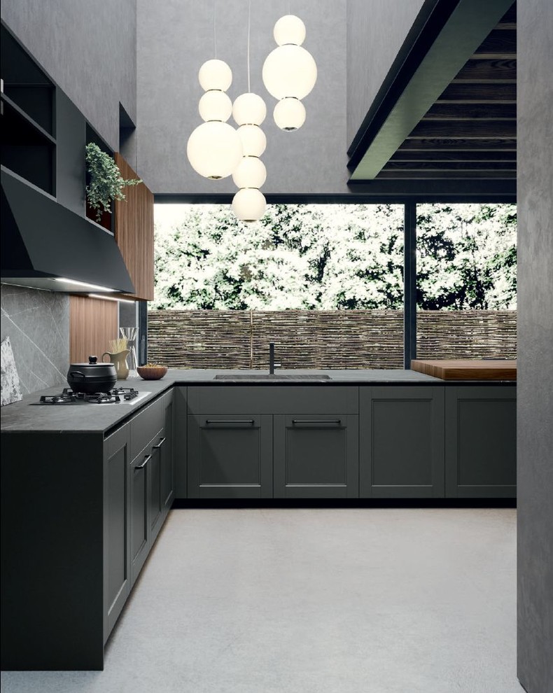 Idéer för att renovera ett mellanstort vintage grå grått kök, med en nedsänkt diskho, luckor med infälld panel, skåp i mörkt trä, bänkskiva i kvarts, brunt stänkskydd, stänkskydd i trä, svarta vitvaror, betonggolv, en halv köksö och grått golv