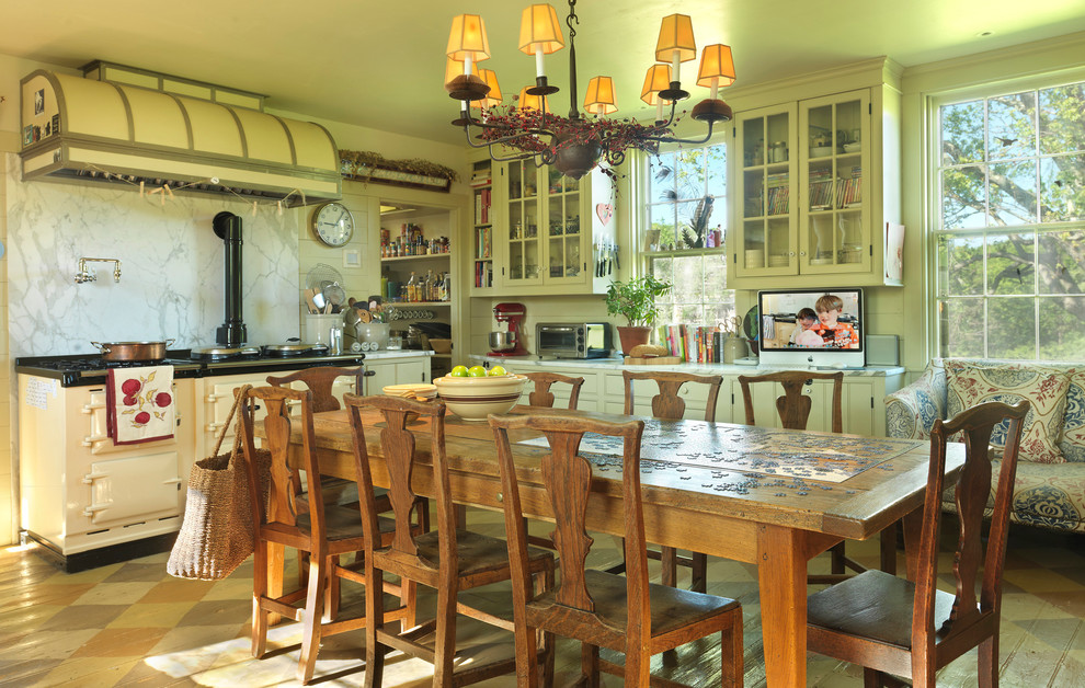 Источник вдохновения для домашнего уюта: кухня в стиле кантри с стеклянными фасадами, обеденным столом, белым фартуком, фартуком из каменной плиты и белой техникой