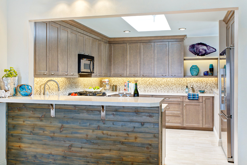 Exempel på ett mellanstort maritimt u-kök, med en undermonterad diskho, luckor med infälld panel, grå skåp, bänkskiva i kvarts, flerfärgad stänkskydd, stänkskydd i mosaik, rostfria vitvaror och klinkergolv i porslin