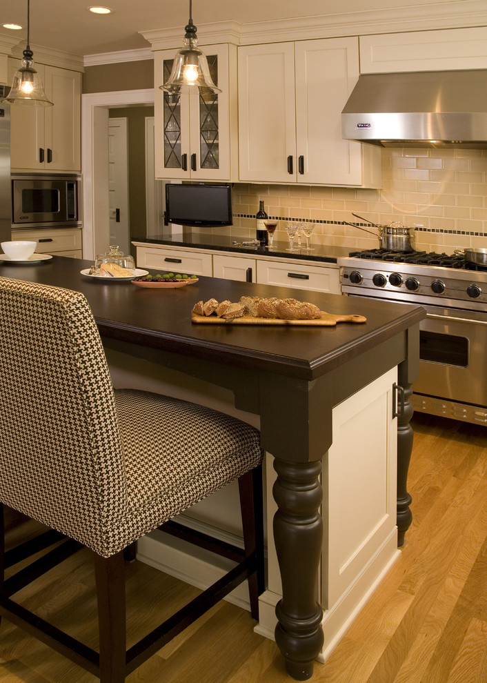 Klassische Küchenbar mit Küchengeräten aus Edelstahl, Schrankfronten mit vertiefter Füllung, weißen Schränken, Arbeitsplatte aus Holz, Küchenrückwand in Beige und Rückwand aus Metrofliesen in Seattle