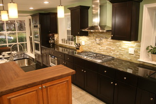 https://st.hzcdn.com/simgs/pictures/kitchens/mocha-shaker-two-toned-kitchen-rta-cabinet-store-img~60b16e110fa9419b_3-9590-1-3339dad.jpg