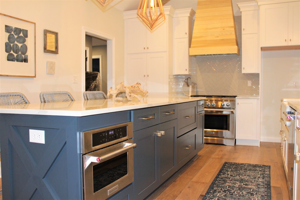 Foto di una cucina boho chic con lavello stile country, ante in stile shaker, ante blu, top in quarzo composito, paraspruzzi grigio e parquet chiaro