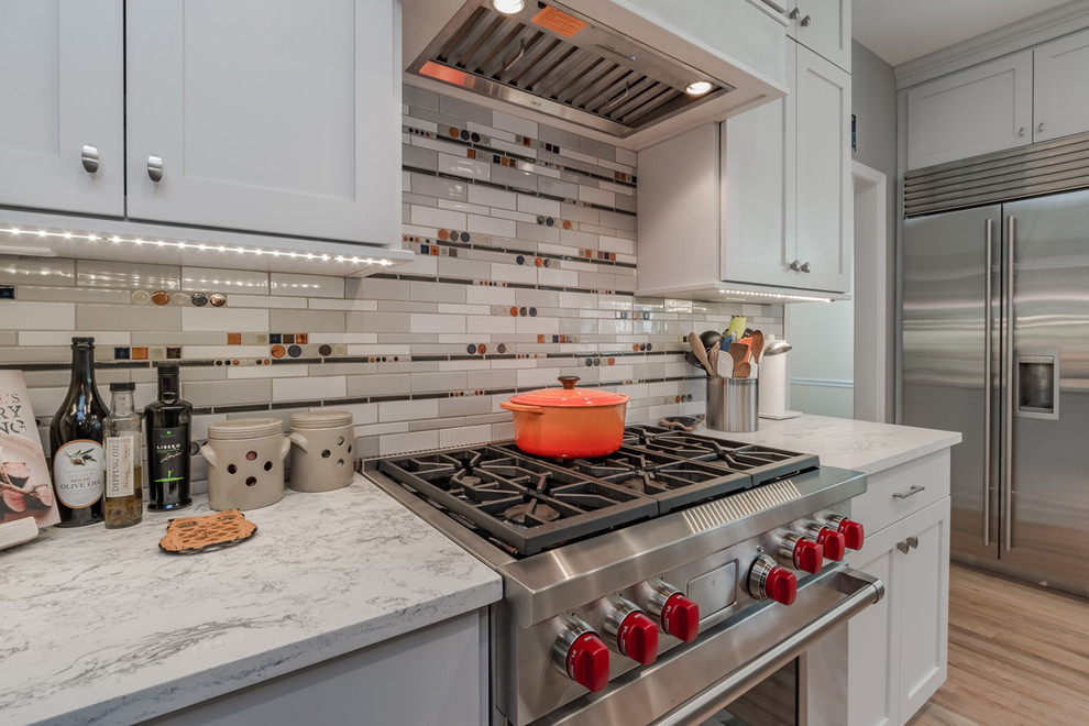 Foto på ett stort funkis kök, med en rustik diskho, skåp i shakerstil, grå skåp, marmorbänkskiva, flerfärgad stänkskydd, stänkskydd i keramik, rostfria vitvaror, mellanmörkt trägolv och en köksö