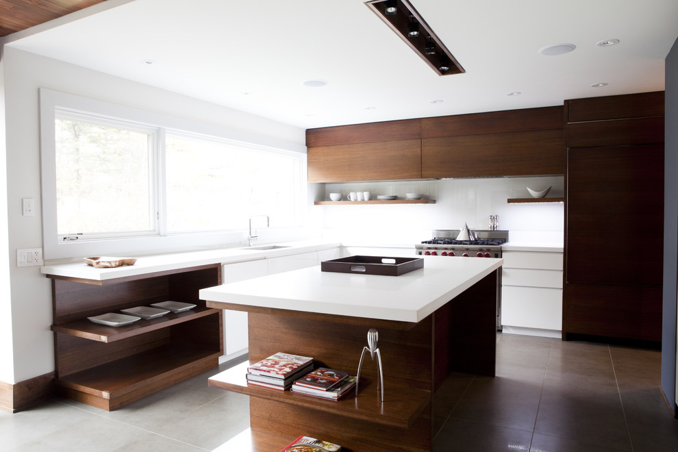 Ejemplo de cocina contemporánea con armarios abiertos, puertas de armario de madera en tonos medios, electrodomésticos con paneles, salpicadero blanco y salpicadero de vidrio templado