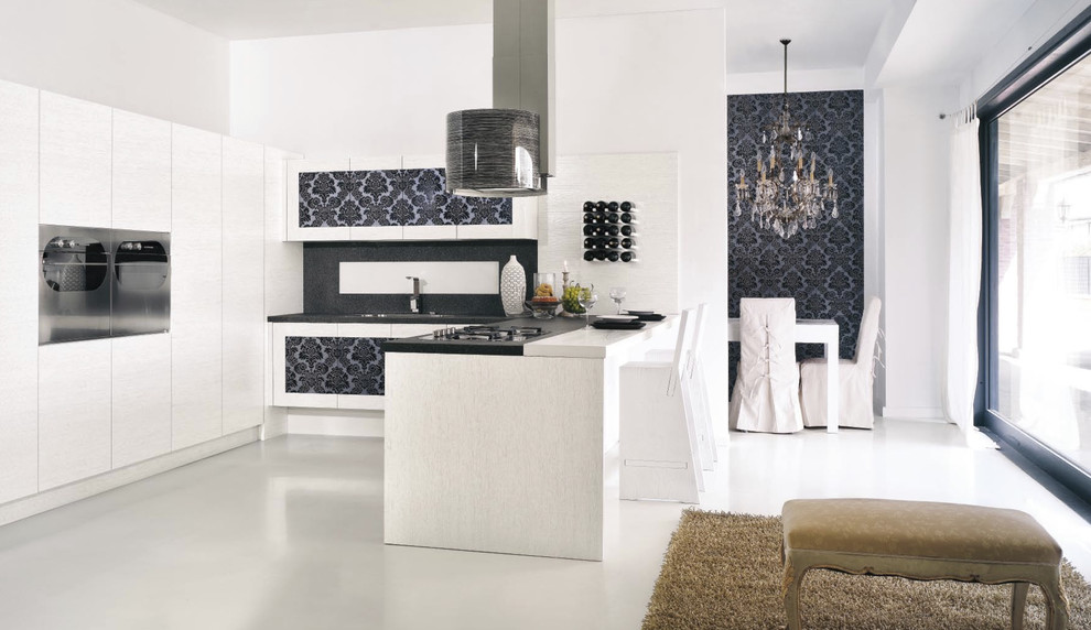 Moderne Küche mit Granit-Arbeitsplatte, flächenbündigen Schrankfronten und weißen Schränken in London