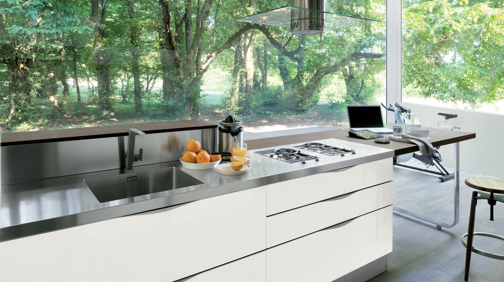Esempio di una grande cucina minimalista chiusa con lavello integrato, ante in stile shaker, ante bianche, top in acciaio inossidabile, elettrodomestici in acciaio inossidabile e parquet scuro