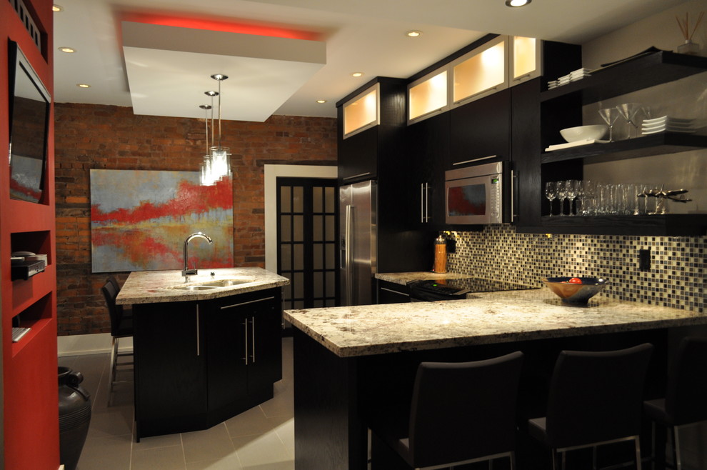 Ejemplo de cocina contemporánea con armarios con paneles lisos, puertas de armario negras y salpicadero multicolor