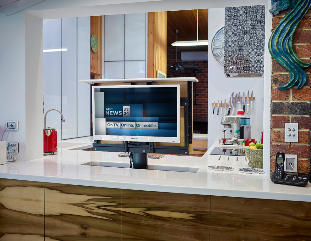 Offene, Große Moderne Küche in U-Form mit hellbraunen Holzschränken, Küchenrückwand in Weiß, Glasrückwand, Küchengeräten aus Edelstahl und zwei Kücheninseln in Sonstige