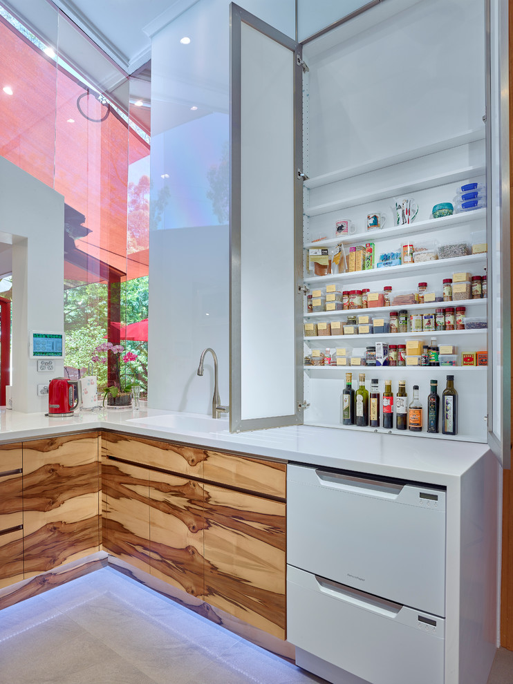 他の地域にあるラグジュアリーな広いコンテンポラリースタイルのおしゃれなキッチン (中間色木目調キャビネット、白いキッチンパネル、ガラス板のキッチンパネル、シルバーの調理設備) の写真