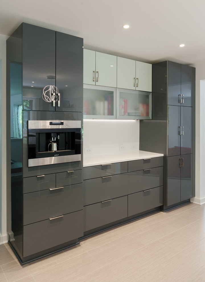Foto di una grande cucina moderna con lavello da incasso, ante lisce, ante grigie, paraspruzzi bianco, elettrodomestici in acciaio inossidabile e pavimento beige