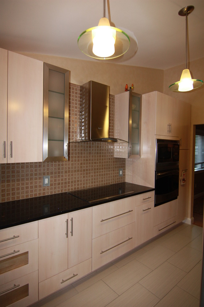 Bild på ett mellanstort funkis kök, med en undermonterad diskho, släta luckor, skåp i rostfritt stål, bänkskiva i kvartsit, flerfärgad stänkskydd, rostfria vitvaror och klinkergolv i keramik