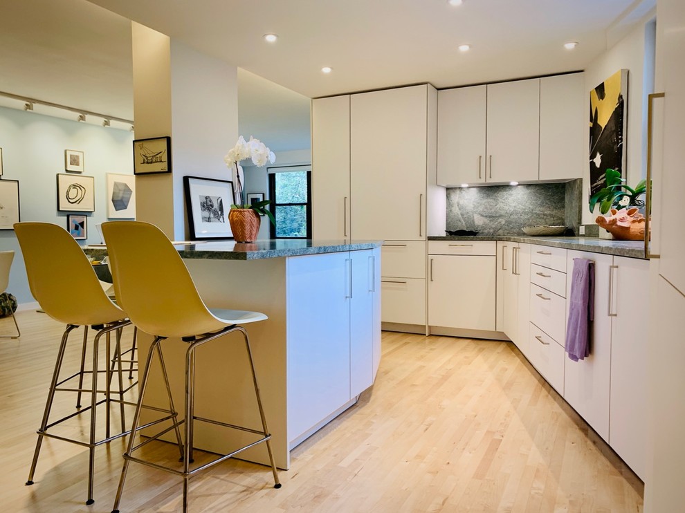 Idéer för mellanstora funkis flerfärgat kök, med en undermonterad diskho, släta luckor, vita skåp, bänkskiva i täljsten, flerfärgad stänkskydd, stänkskydd i sten, rostfria vitvaror, ljust trägolv, en köksö och beiget golv