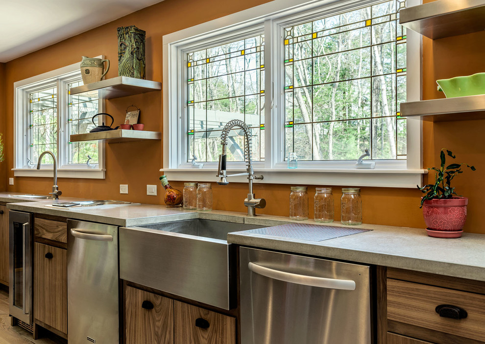 Mittelgroße Urige Küche in L-Form mit flächenbündigen Schrankfronten, Edelstahlfronten, Betonarbeitsplatte, Küchengeräten aus Edelstahl, hellem Holzboden und Kücheninsel in Portland Maine