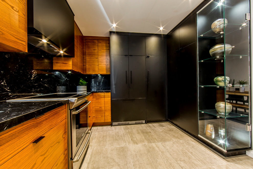 Exempel på ett mellanstort asiatiskt kök, med en undermonterad diskho, släta luckor, skåp i mellenmörkt trä, marmorbänkskiva, svart stänkskydd, stänkskydd i marmor, rostfria vitvaror, betonggolv, en köksö och grått golv