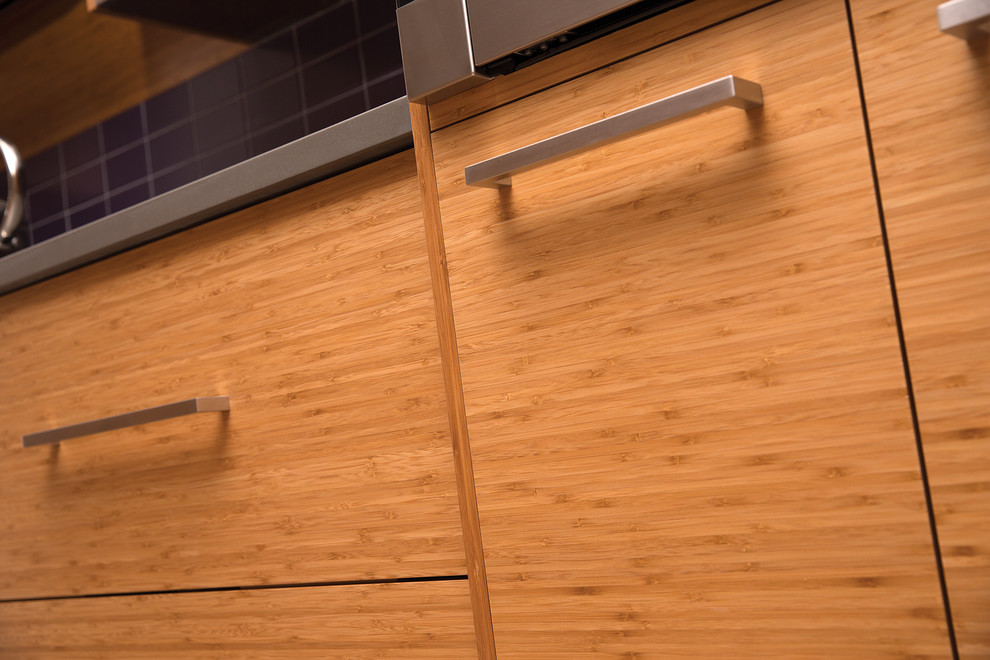 Immagine di una cucina design di medie dimensioni con lavello sottopiano, ante lisce, ante in legno chiaro, top in superficie solida, paraspruzzi con piastrelle diamantate, elettrodomestici in acciaio inossidabile, pavimento in sughero, pavimento marrone e top grigio