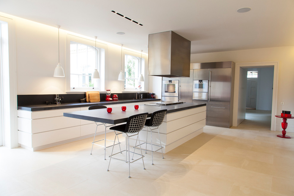 Offene, Große Moderne Küche mit Kücheninsel in London