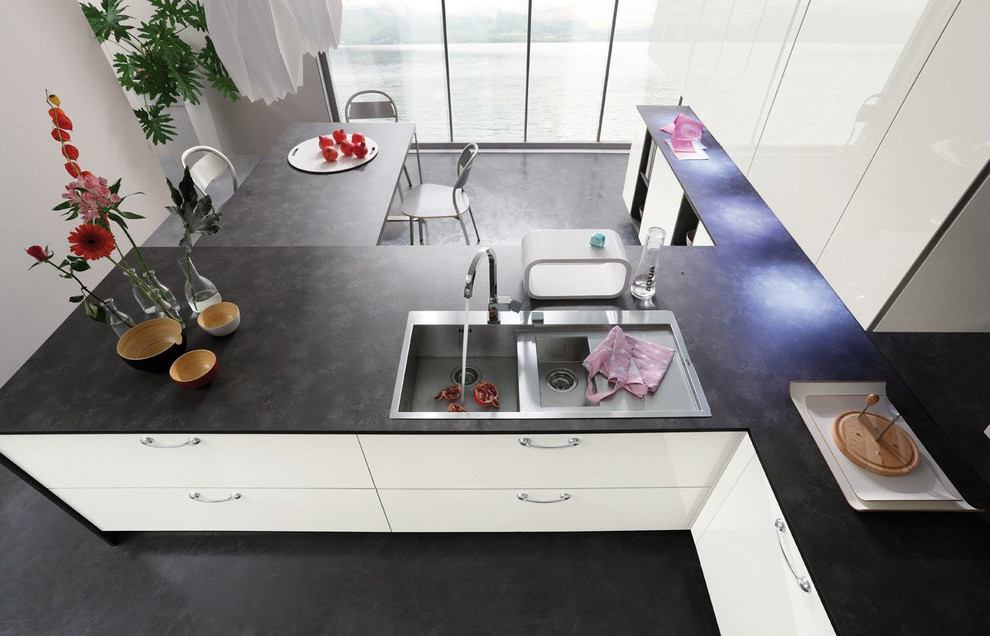 Esempio di una grande cucina moderna con ante lisce, ante bianche, paraspruzzi nero, elettrodomestici in acciaio inossidabile e pavimento grigio