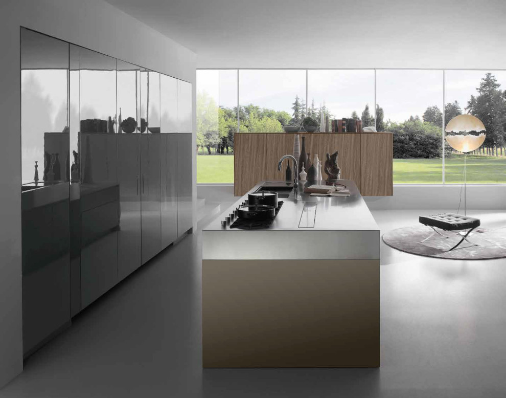 Modelo de cocina minimalista grande con armarios con paneles lisos, puertas de armario negras, encimera de acero inoxidable, electrodomésticos de acero inoxidable, una isla y suelo gris