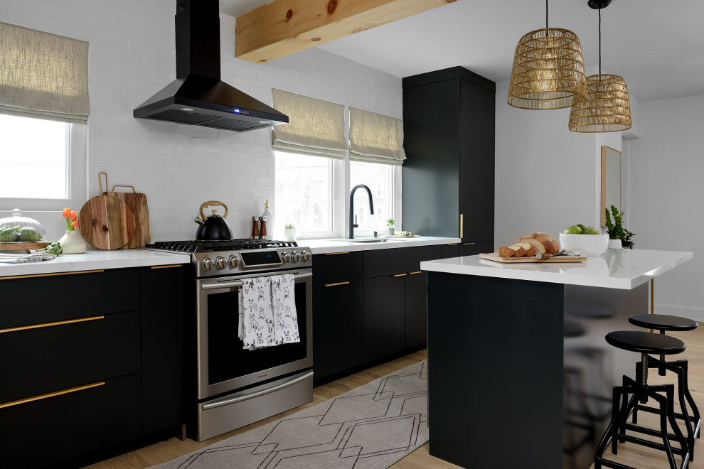 Skandinavisk inredning av ett mellanstort vit linjärt vitt kök och matrum, med en enkel diskho, släta luckor, svarta skåp, bänkskiva i kvarts, vitt stänkskydd, stänkskydd i keramik, rostfria vitvaror, ljust trägolv, en köksö och beiget golv
