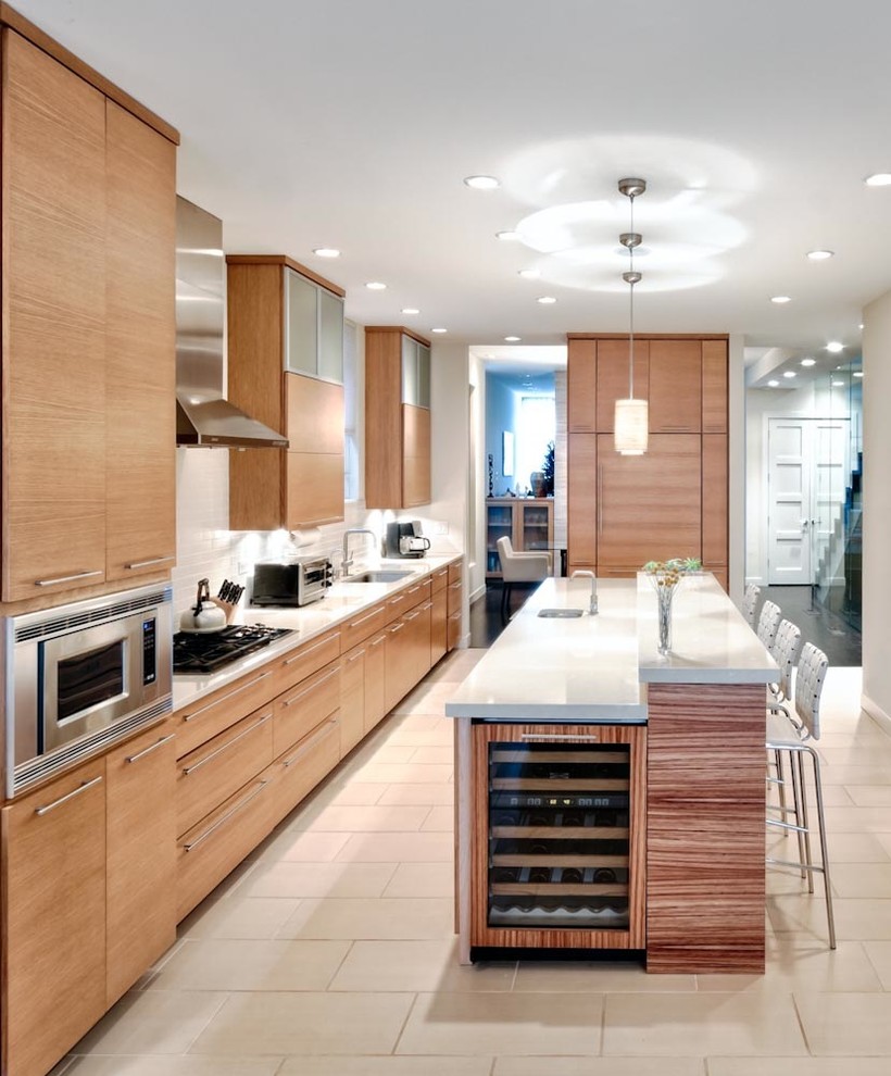 Exempel på ett stort modernt kök, med släta luckor, skåp i ljust trä, vitt stänkskydd, stänkskydd i tunnelbanekakel, integrerade vitvaror, en köksö, en undermonterad diskho, bänkskiva i koppar och klinkergolv i keramik