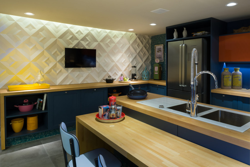 Exempel på ett stort kök, med en dubbel diskho, luckor med infälld panel, blå skåp, träbänkskiva, vitt stänkskydd, stänkskydd i cementkakel, rostfria vitvaror och en köksö