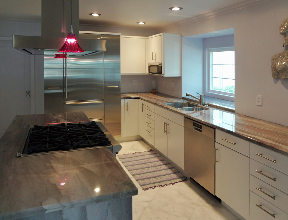 Modern inredning av ett litet kök, med en undermonterad diskho, släta luckor, skåp i rostfritt stål, bänkskiva i kvartsit, rostfria vitvaror, marmorgolv och en köksö