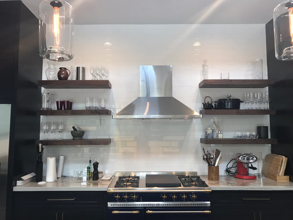 Moderne Küche mit offenen Schränken, dunklen Holzschränken, Küchenrückwand in Weiß, Rückwand aus Metrofliesen und Küchengeräten aus Edelstahl in Houston