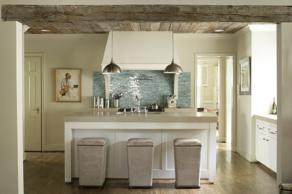 Стильный дизайн: кухня в современном стиле с столешницей из известняка, синим фартуком, фартуком из стеклянной плитки, белыми фасадами и барной стойкой - последний тренд