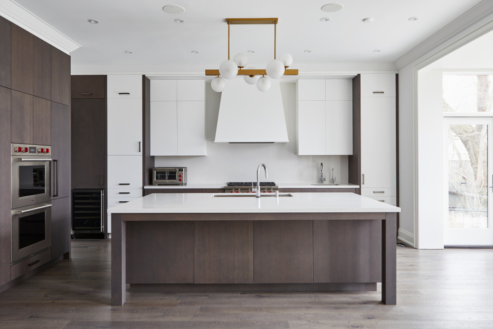 Exempel på ett stort modernt vit vitt kök, med en undermonterad diskho, släta luckor, skåp i mellenmörkt trä, bänkskiva i kvarts, vitt stänkskydd, stänkskydd i sten, integrerade vitvaror, mellanmörkt trägolv, flera köksöar och grått golv