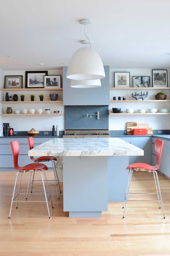 Esempio di un'ampia cucina moderna con lavello sottopiano, ante lisce, ante grigie, top in marmo, elettrodomestici in acciaio inossidabile, parquet chiaro e pavimento beige