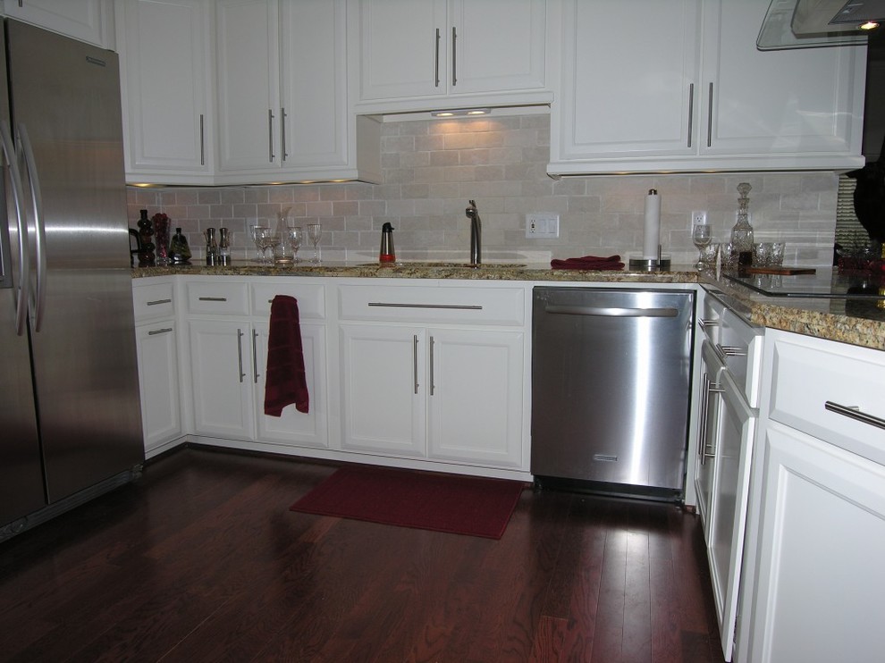 MODERN COMPACT CONDO KITCHEN Kitchen Houston by Kitchen and Bath