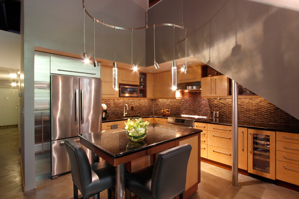 Aménagement d'une cuisine américaine moderne en bois clair et L de taille moyenne avec un placard à porte plane, un électroménager en acier inoxydable et îlot.