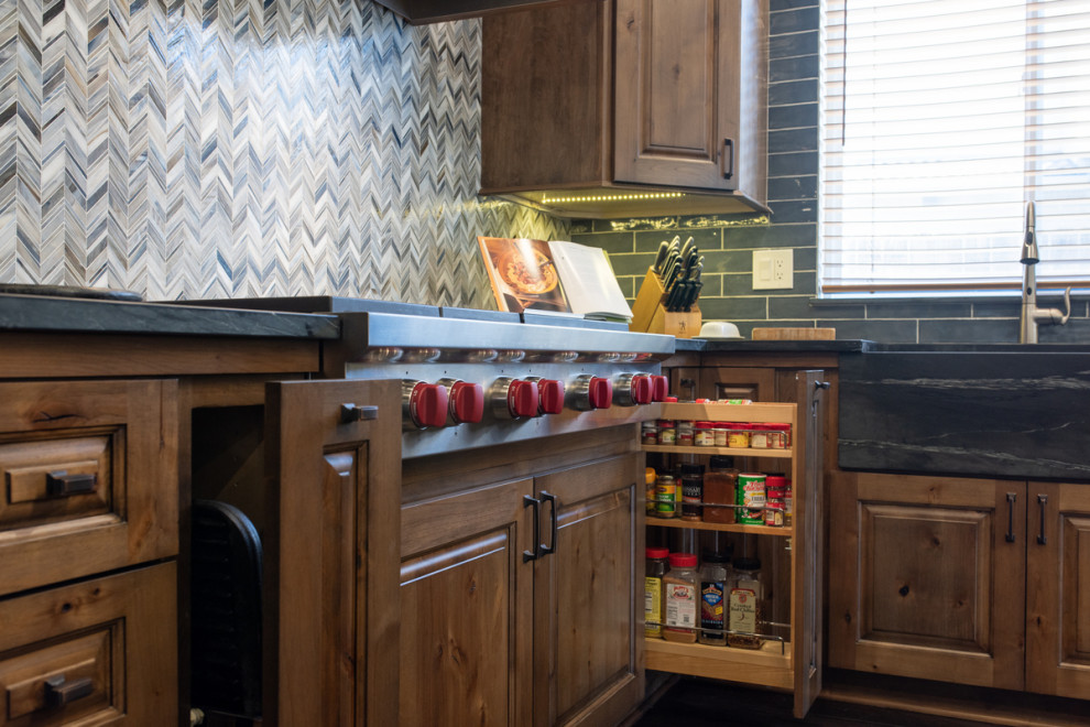 Idéer för ett avskilt, stort modernt flerfärgad u-kök, med en rustik diskho, luckor med upphöjd panel, bruna skåp, bänkskiva i kvarts, grått stänkskydd, stänkskydd i keramik, rostfria vitvaror, mörkt trägolv, en köksö och brunt golv