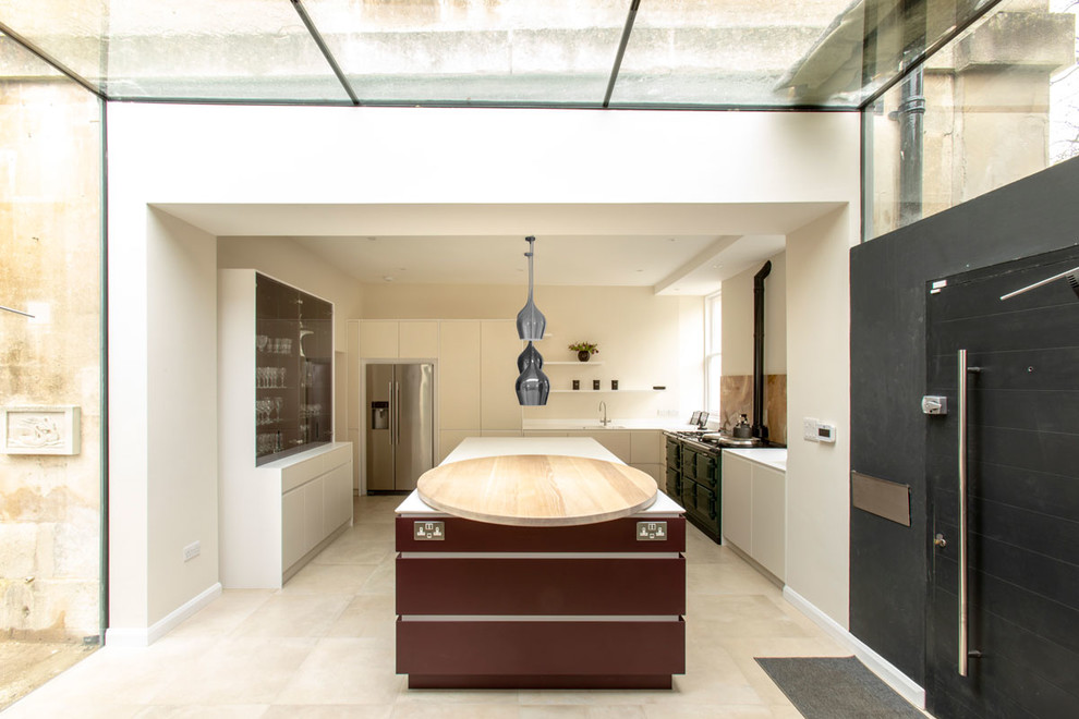 ウィルトシャーにある高級な広いモダンスタイルのおしゃれなキッチン (一体型シンク、フラットパネル扉のキャビネット、白いキャビネット、白いキッチンパネル、シルバーの調理設備、ベージュの床、白いキッチンカウンター) の写真