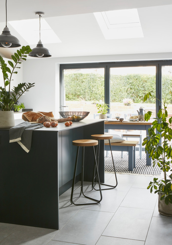 Esempio di una grande cucina moderna con ante blu, paraspruzzi blu, paraspruzzi con lastra di vetro e elettrodomestici da incasso