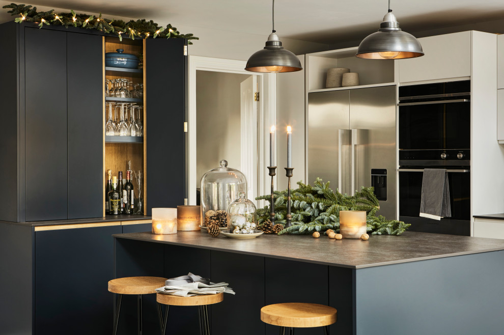 Idéer för ett stort modernt kök och matrum, med blå skåp, blått stänkskydd, glaspanel som stänkskydd, integrerade vitvaror och en köksö