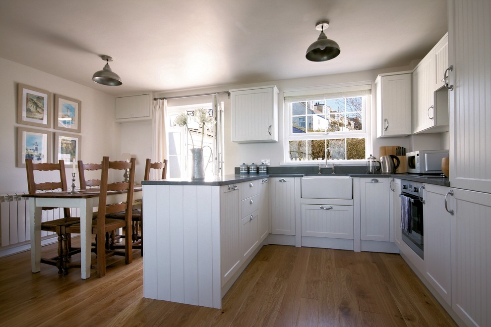 Example of a trendy kitchen design in West Midlands