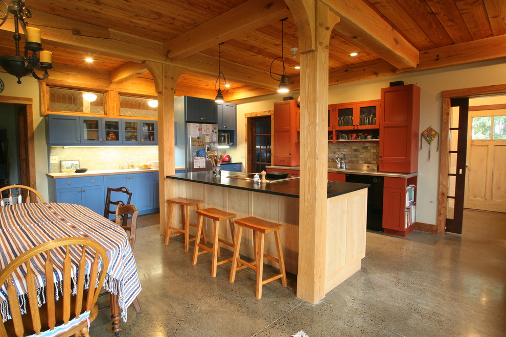 На фото: кухня в стиле фьюжн с обеденным столом, монолитной мойкой, фасадами в стиле шейкер и синими фасадами с