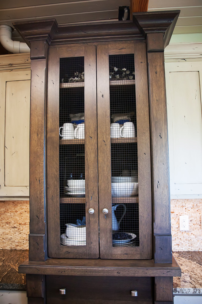 Foto di una cucina classica di medie dimensioni con ante in stile shaker, ante in legno bruno, top in granito, paraspruzzi multicolore e paraspruzzi con piastrelle in ceramica