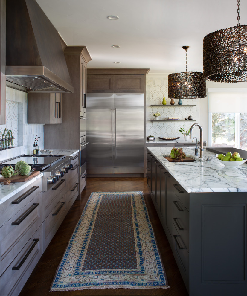 Idéer för ett stort amerikanskt vit kök, med en undermonterad diskho, luckor med infälld panel, grå skåp, vitt stänkskydd, stänkskydd i marmor, rostfria vitvaror, mellanmörkt trägolv, en köksö och brunt golv