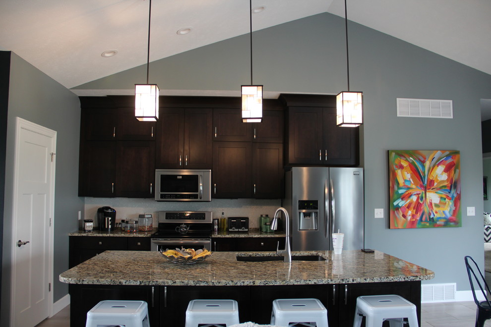 Urige Küche mit Unterbauwaschbecken, Granit-Arbeitsplatte, Küchenrückwand in Weiß, Küchengeräten aus Edelstahl, Keramikboden und Kücheninsel in Chicago