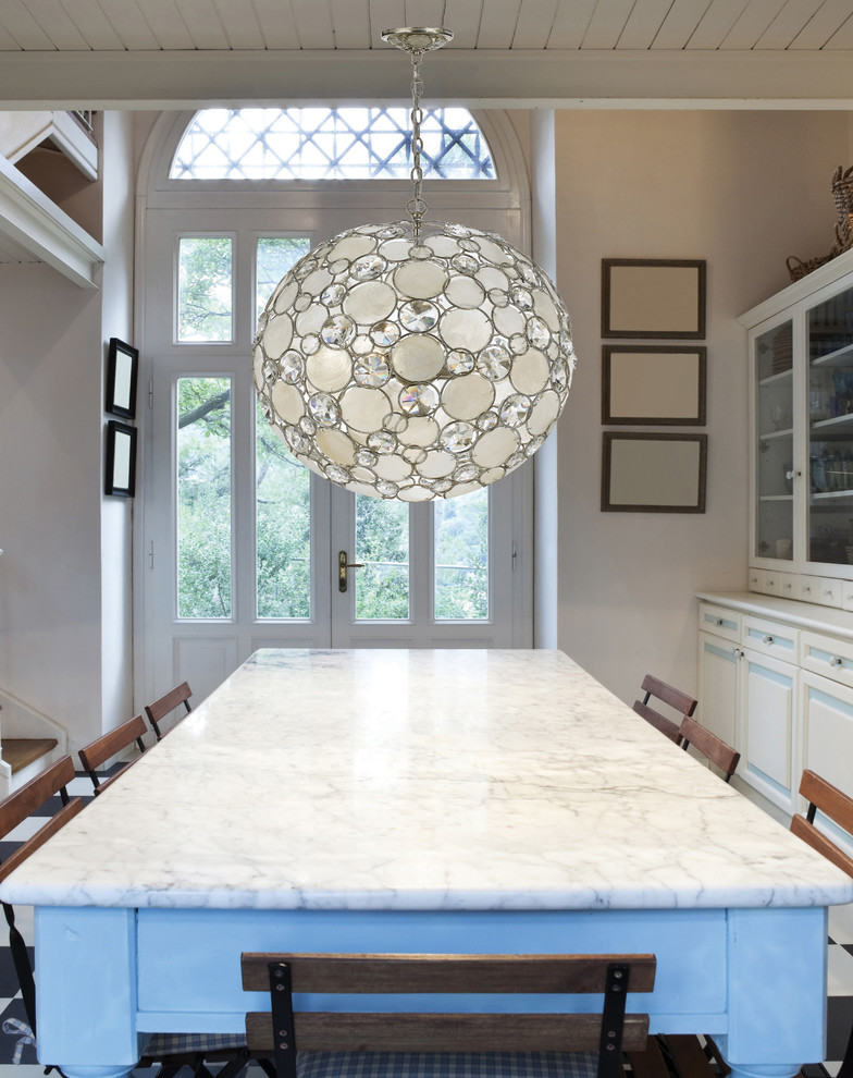 Exempel på ett avskilt, stort modernt u-kök, med en dubbel diskho, skåp i shakerstil, vita skåp, marmorbänkskiva, rostfria vitvaror, klinkergolv i keramik och en köksö