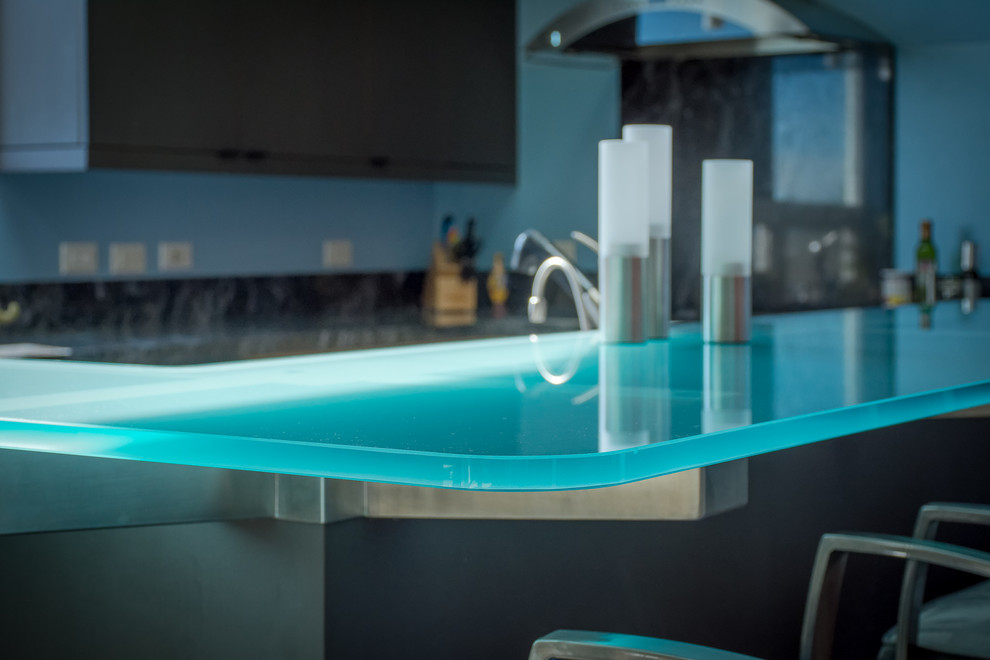 Свежая идея для дизайна: большая кухня в стиле модернизм с стеклянной столешницей и синей столешницей - отличное фото интерьера