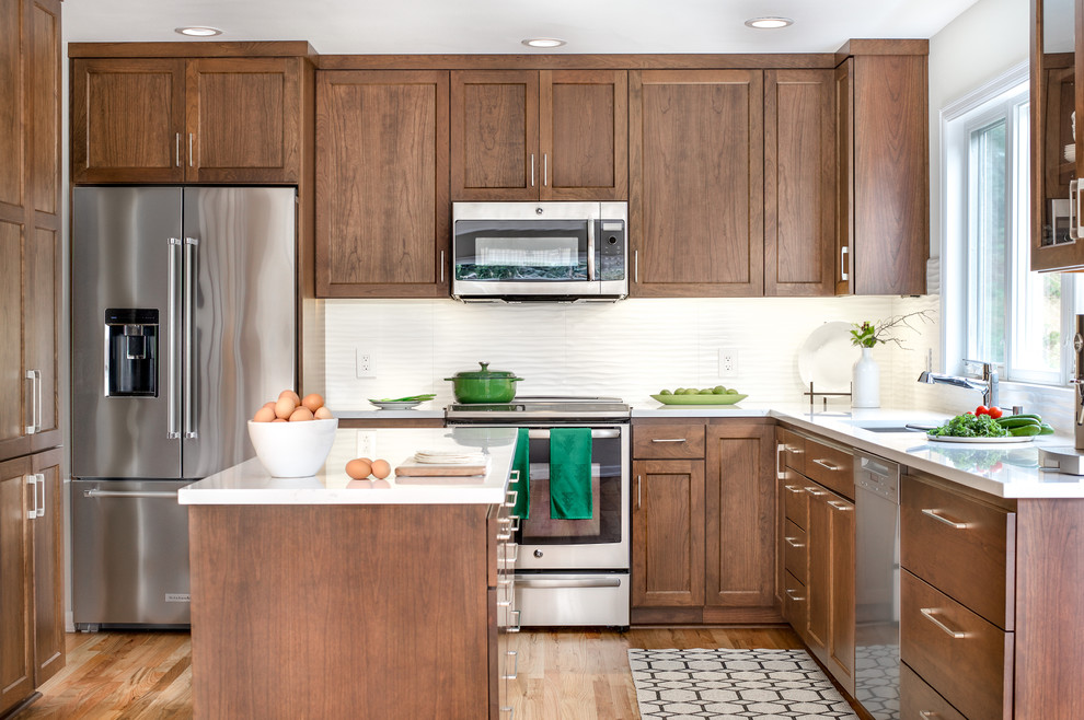 Klassische Küche in U-Form mit Unterbauwaschbecken, Schrankfronten im Shaker-Stil, dunklen Holzschränken, Küchengeräten aus Edelstahl, braunem Holzboden, Kücheninsel, braunem Boden und weißer Arbeitsplatte in Seattle