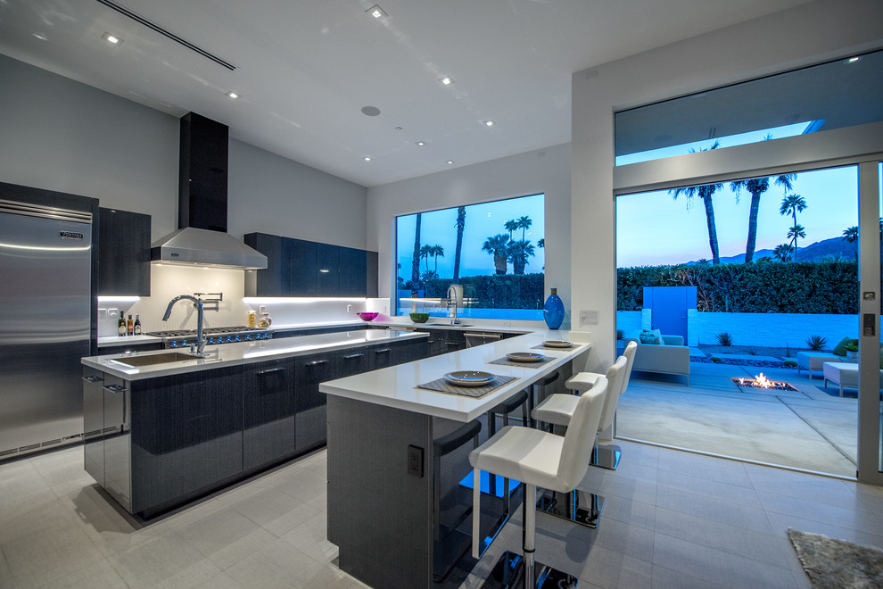Foto di una grande cucina minimalista con ante lisce, ante grigie, top in marmo, paraspruzzi bianco e elettrodomestici in acciaio inossidabile