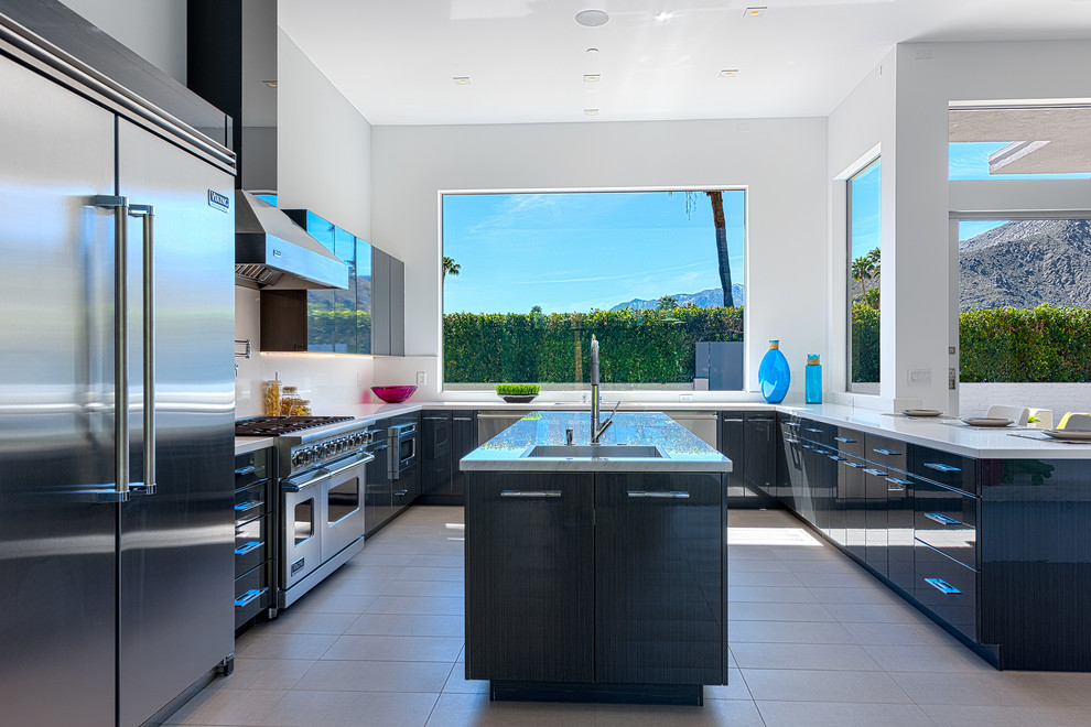 Idee per una grande cucina moderna con ante lisce, ante grigie, top in marmo, paraspruzzi bianco e elettrodomestici in acciaio inossidabile