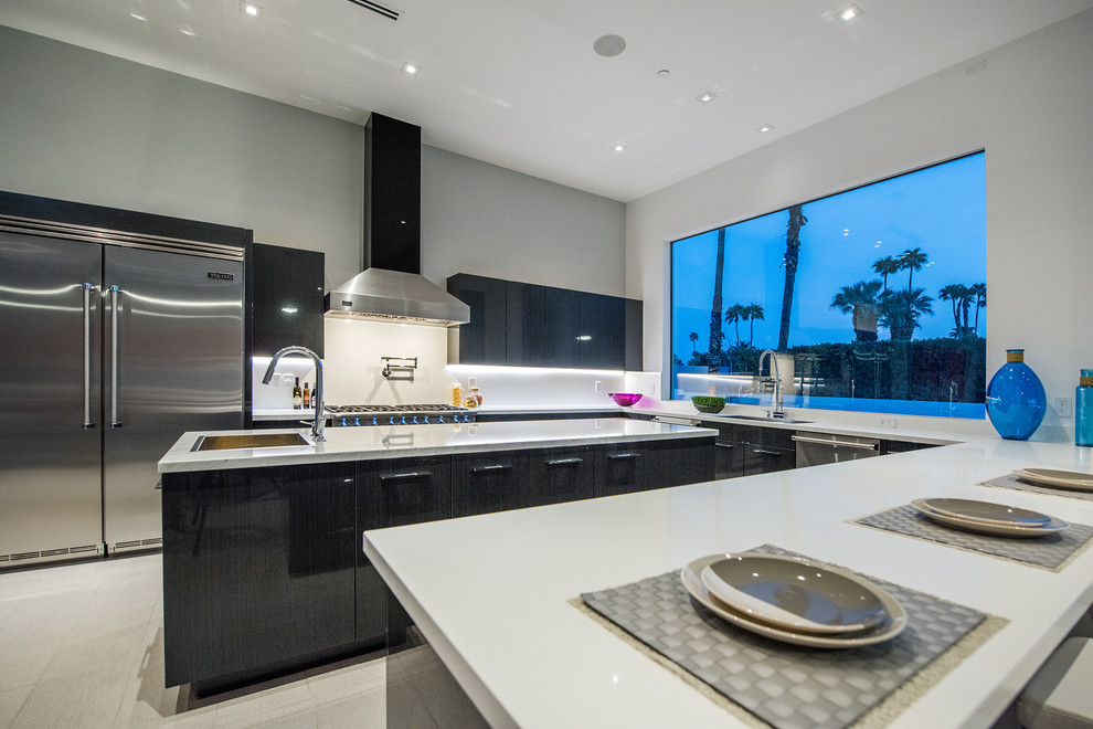 Immagine di una grande cucina moderna con ante lisce, ante grigie, top in marmo, paraspruzzi bianco e elettrodomestici in acciaio inossidabile