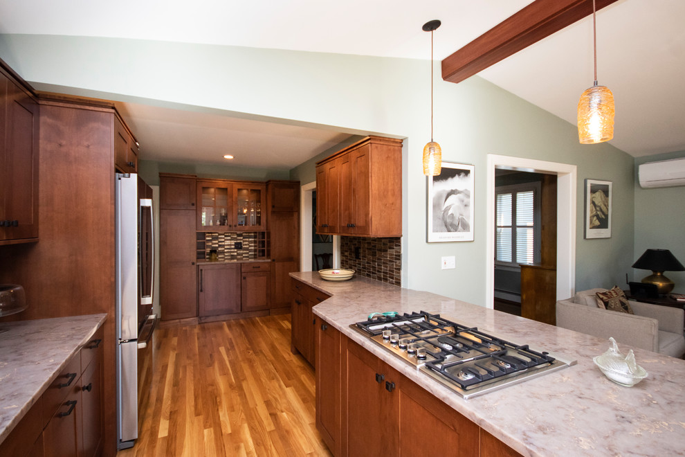 Exempel på ett stort modernt flerfärgad flerfärgat kök, med en undermonterad diskho, luckor med infälld panel, skåp i mörkt trä, bänkskiva i kvartsit, stänkskydd med metallisk yta, stänkskydd i mosaik, rostfria vitvaror, mellanmörkt trägolv, en halv köksö och brunt golv